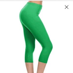 Leggings Depot Kelly Green Solid Capris OSFM NWT